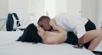 Bitter Çikolata Beyaz Çikolataya Bandırıyor